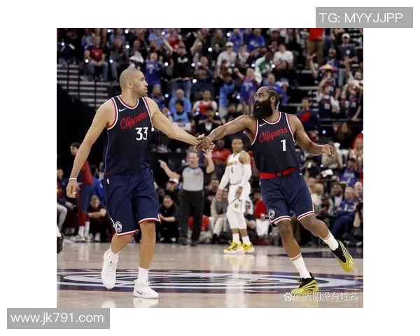 咬住比分！科林斯半场9中8轰20分，小琼斯替补13分